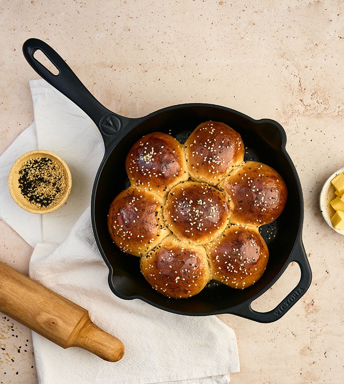 Victoria 10-Inch Cast Iron Skillet, Pre-Seasoned Cast-Iron Frying Pan with Long Handle, Made in Colombia - 10